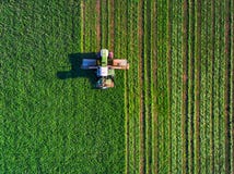 Tractor die groen gebied maait Royalty-vrije Stock Afbeelding Tractor die groen gebied maait Royalty-vrije Stock Afbeelding