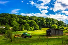 Tractor en van het Schuurlandbouwbedrijf Landschap stock fotografie Tractor en van het Schuurlandbouwbedrijf Landschap stock fotografie