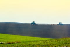 Tractor que cultiva el campo en la primavera fotos de archivo libres de regalías Tractor que cultiva el campo en la primavera fotos de archivo libres de regalías
