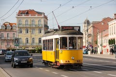 Tradidional-Gelb Tram in Belem-Straße. Lissabon. Portugal stockfoto Tradidional-Gelb Tram in Belem-Straße. Lissabon. Portugal stockfoto