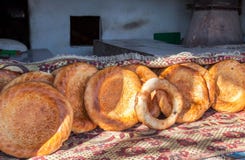 Traditioneel oostelijk rond smakelijk vers brood Stock Afbeeldingen Traditioneel oostelijk rond smakelijk vers brood Stock Afbeeldingen
