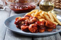 Traditionele Duitse currywurst - stukken van worst met kerriesaus stock foto's Traditionele Duitse currywurst - stukken van worst met kerriesaus stock foto's