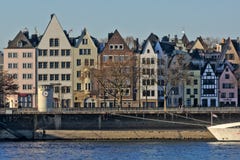 Traditionele huizen langs rivier Rijn stock afbeelding Traditionele huizen langs rivier Rijn stock afbeelding
