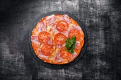 Traditionele Italiaanse pizza met mozarellakaas, ham, tomaten stock afbeeldingen Traditionele Italiaanse pizza met mozarellakaas, ham, tomaten stock afbeeldingen