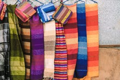 Traditionele Marokkaanse sjaals en sjaals bij een winkel in Ouarzazate stock fotografie Traditionele Marokkaanse sjaals en sjaals bij een winkel in Ouarzazate stock fotografie