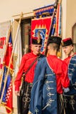 Traditionele militairen die op parade wachten die traditionele uniformen en hoeden draagt stock fotografie Traditionele militairen die op parade wachten die traditionele uniformen en hoeden draagt stock fotografie