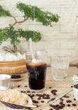 Traditionele Vietnamese, Thaise Ijskoffie met bonen op houten achtergrond royalty-vrije stock foto's Traditionele Vietnamese, Thaise Ijskoffie met bonen op houten achtergrond royalty-vrije stock foto's