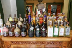 Traditionell drink Mezcal som för lokalOaxaca alkohol göras från ahava fotografering för bildbyråer Traditionell drink Mezcal som för lokalOaxaca alkohol göras från ahava fotografering för bildbyråer
