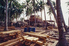 Traditionell fartygbyggnad i södra Sulawesi, Indonesien arkivbilder Traditionell fartygbyggnad i södra Sulawesi, Indonesien arkivbilder