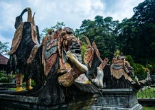 Traditionell förmyndareskulptur i kunglig vattenslott av Karangasem royaltyfri bild Traditionell förmyndareskulptur i kunglig vattenslott av Karangasem royaltyfri bild
