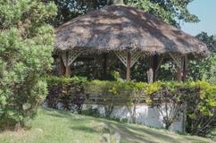 Traditionell gazebo som takläggas i palmträdberg för att tycka om den kalla brisen och landskapet arkivbilder Traditionell gazebo som takläggas i palmträdberg för att tycka om den kalla brisen och landskapet arkivbilder