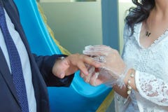 Traditionell gifta sig ceremoni på kyrkan Prästen sätter den guld- cirkeln på brudgummens finger Lyckliga brölloppar på deras arkivbilder Traditionell gifta sig ceremoni på kyrkan Prästen sätter den guld- cirkeln på brudgummens finger Lyckliga brölloppar på deras arkivbilder