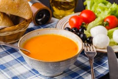 Traditionell italiensk pumpasoppa som är hemlagade med bröd och antipasti arkivfoto Traditionell italiensk pumpasoppa som är hemlagade med bröd och antipasti arkivfoto
