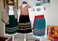 Traditionell kläder av ukrainskt folk royaltyfri foto Traditionell kläder av ukrainskt folk royaltyfri foto