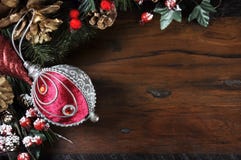 Traditionell lycklig ferie- och julbakgrund med den röd och silverstruntsaken royaltyfri fotografi Traditionell lycklig ferie- och julbakgrund med den röd och silverstruntsaken royaltyfri fotografi