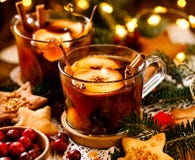 Traditionell polsk kompott av torkade frukter och kryddor för julmatställen, slut upp Traditionell polsk jul royaltyfria bilder Traditionell polsk kompott av torkade frukter och kryddor för julmatställen, slut upp Traditionell polsk jul royaltyfria bilder