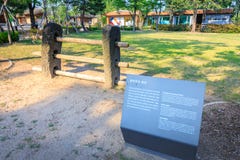 Traditionell port för Jeju ö - tvärslåar och vaktstolpar i Nati royaltyfri bild Traditionell port för Jeju ö - tvärslåar och vaktstolpar i Nati royaltyfri bild