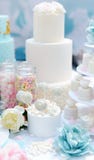 Traditionell ?rsdag-/br?llopm?ng--lager kaka som dekoreras med blommor Och h?rlig l?cker s?t efterr?tt - muffin, royaltyfri foto Traditionell ?rsdag-/br?llopm?ng--lager kaka som dekoreras med blommor Och h?rlig l?cker s?t efterr?tt - muffin, royaltyfri foto