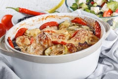 Traditionell smaklig lantlig ragu av höna och grönsaker med grekisk sallad och svarta oliv Fotografering för Bildbyråer Traditionell smaklig lantlig ragu av höna och grönsaker med grekisk sallad och svarta oliv Fotografering för Bildbyråer