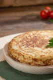 Traditionell spansk omelett p? tr?tabellen arkivbild Traditionell spansk omelett p? tr?tabellen arkivbild