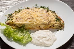 Traditionell ukrainsk hemlagad raggmunkpotatis med ost och gräddfil arkivbild Traditionell ukrainsk hemlagad raggmunkpotatis med ost och gräddfil arkivbild