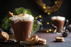 Traditionell vinterdisk Traditionell drinkjul eller nytt år Råna av varm och kryddig aromatisk choklad med piskad kräm arkivfoto Traditionell vinterdisk Traditionell drinkjul eller nytt år Råna av varm och kryddig aromatisk choklad med piskad kräm arkivfoto