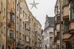 Traditionella byggnader och färgrika fasader av hus i den medeltida staden av Hall i Tyrol, Österrike arkivbild Traditionella byggnader och färgrika fasader av hus i den medeltida staden av Hall i Tyrol, Österrike arkivbild