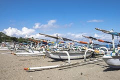 Traditionella fiskebåtar som parkerar på den Senggigi stranden royaltyfri foto Traditionella fiskebåtar som parkerar på den Senggigi stranden royaltyfri foto