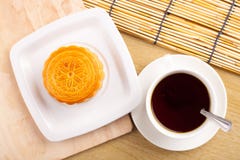 Traditionella mooncakes på tabellinställning med tekoppen royaltyfri fotografi Traditionella mooncakes på tabellinställning med tekoppen royaltyfri fotografi