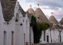 Traditionella vit-tvättade konisk-taklade hus i det Rione Monti området av staden av Alberobello i Puglia, södra Italien arkivbilder Traditionella vit-tvättade konisk-taklade hus i det Rione Monti området av staden av Alberobello i Puglia, södra Italien arkivbilder