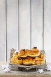 Traditionelle schwedische Brötchen im Weidenkorb lizenzfreies stockfoto Traditionelle schwedische Brötchen im Weidenkorb lizenzfreies stockfoto