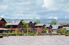 Traditionelle sich hin- und herbewegende Dorfhäuser im Inle See, Myanmar lizenzfreie stockfotos Traditionelle sich hin- und herbewegende Dorfhäuser im Inle See, Myanmar lizenzfreie stockfotos
