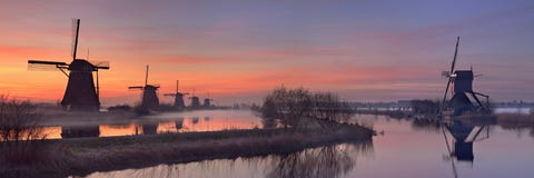 Traditionelle Windmühlen bei Sonnenaufgang, Kinderdijk, die Niederlande stockbild Traditionelle Windmühlen bei Sonnenaufgang, Kinderdijk, die Niederlande stockbild