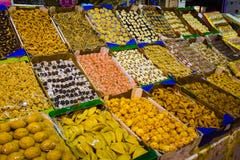 Traditioneller Frucht- und Bonbonmarkt in Meknes Medina, Marokko lizenzfreies stockfoto Traditioneller Frucht- und Bonbonmarkt in Meknes Medina, Marokko lizenzfreies stockfoto