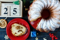 Traditioneller Fruchtkuchen für Weihnachten verziert mit Puderzucker und Nüssen, Rosinen Delicioius selbst gemacht lizenzfreie stockfotografie Traditioneller Fruchtkuchen für Weihnachten verziert mit Puderzucker und Nüssen, Rosinen Delicioius selbst gemacht lizenzfreie stockfotografie