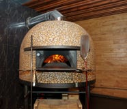 Traditioneller Holz-abgefeuerter Pizzaofen Stockfotos Traditioneller Holz-abgefeuerter Pizzaofen Stockfotos