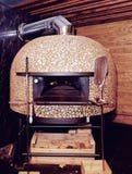 Traditioneller Holz-abgefeuerter Pizzaofen, getont Lizenzfreies Stockfoto Traditioneller Holz-abgefeuerter Pizzaofen, getont Lizenzfreies Stockfoto