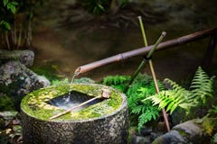 Traditioneller japanischer Bambusbrunnen an Ryoan-jitempel in Kyoto, Japan lizenzfreie stockfotografie Traditioneller japanischer Bambusbrunnen an Ryoan-jitempel in Kyoto, Japan lizenzfreie stockfotografie