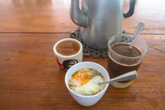 Traditioneller Kaffee und Ei Thailands, auf dem Tisch gedient mit heißem Tee lizenzfreies stockfoto Traditioneller Kaffee und Ei Thailands, auf dem Tisch gedient mit heißem Tee lizenzfreies stockfoto