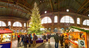 Traditioneller Weihnachtsmarkt mit chrismast Baum in Zürich, die Schweiz Lizenzfreie Stockfotos Traditioneller Weihnachtsmarkt mit chrismast Baum in Zürich, die Schweiz Lizenzfreie Stockfotos