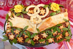 Traditionelles ukrainisches Hochzeitsbrot auf einem Stickereituch lizenzfreies stockbild Traditionelles ukrainisches Hochzeitsbrot auf einem Stickereituch lizenzfreies stockbild
