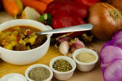 Traditionelles ungarisches Gulasch mit Rindfleisch, Kartoffeln, Tomaten und Pfeffern, ein geschmackvoller Teller in einer weißen stockfoto Traditionelles ungarisches Gulasch mit Rindfleisch, Kartoffeln, Tomaten und Pfeffern, ein geschmackvoller Teller in einer weißen stockfoto