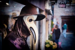 Traditionelles venetianisches Mannequin in Pestdoktorkostüm, Maske und Hut nahe kaufen Fenster in der Straße von Venedig, Italien Stockfotos Traditionelles venetianisches Mannequin in Pestdoktorkostüm, Maske und Hut nahe kaufen Fenster in der Straße von Venedig, Italien Stockfotos