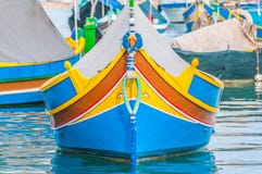 Traditionellt Luzzu fartyg p? den Marsaxlokk hamnen i Malta royaltyfria foton Traditionellt Luzzu fartyg p? den Marsaxlokk hamnen i Malta royaltyfria foton