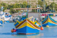 Traditionellt Luzzu fartyg på den Marsaxlokk hamnen i Malta. arkivfoton Traditionellt Luzzu fartyg på den Marsaxlokk hamnen i Malta. arkivfoton