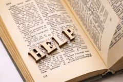 Traducteur russe-anglais Le concept d'apprendre des langues étrangères Sur le dictionnaire a présenté l'aide de mot dans les lett photographie stock Traducteur russe-anglais Le concept d'apprendre des langues étrangères Sur le dictionnaire a présenté l'aide de mot dans les lett photographie stock