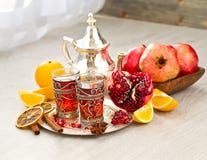 Tradycyjna arabska herbata z metal owoc i teapot zdjęcie stock Tradycyjna arabska herbata z metal owoc i teapot zdjęcie stock