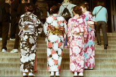 Tradycyjne japońskie kobiety jest ubranym Kimonową pozycję na schodkach przy Senso-ji świątynią, Asakusa, Tokio, Japonia zdjęcia stock Tradycyjne japońskie kobiety jest ubranym Kimonową pozycję na schodkach przy Senso-ji świątynią, Asakusa, Tokio, Japonia zdjęcia stock