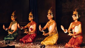 Tradycyjnego Apsara Khmer Kambodżański taniec przedstawia ramayana epopeję na Wrześniu 13, 2013 w Siem Przeprowadza żniwa, Kambod obrazy royalty free Tradycyjnego Apsara Khmer Kambodżański taniec przedstawia ramayana epopeję na Wrześniu 13, 2013 w Siem Przeprowadza żniwa, Kambod obrazy royalty free