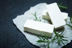 Tradycyjny Grecki jedzenie jest feta serem na czarnym tle Przestrze? dla teksta obrazy stock Tradycyjny Grecki jedzenie jest feta serem na czarnym tle Przestrze? dla teksta obrazy stock